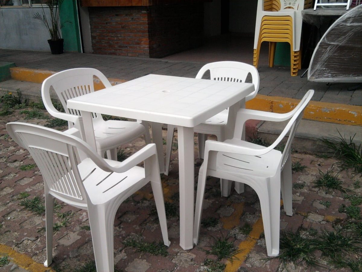 Mesa de plástico branca com 4 cadeiras de plástico